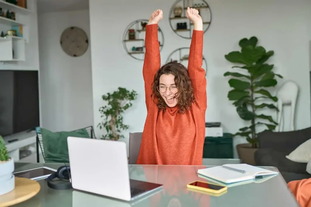 Alumna celebrando su logro tras completar un curso de Formación IA online