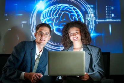 Equipo de profesionales aplicando Inteligencia Artificial en reunión empresarial con Formación IA