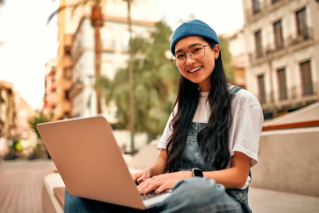 Estudiante utilizando una laptop para aprender inteligencia artificial